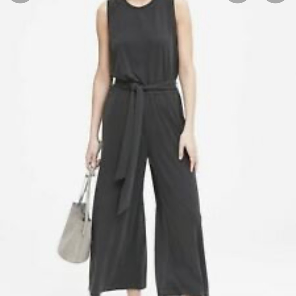Banana Republic cropped wide leg jumpsuit in Petite small.